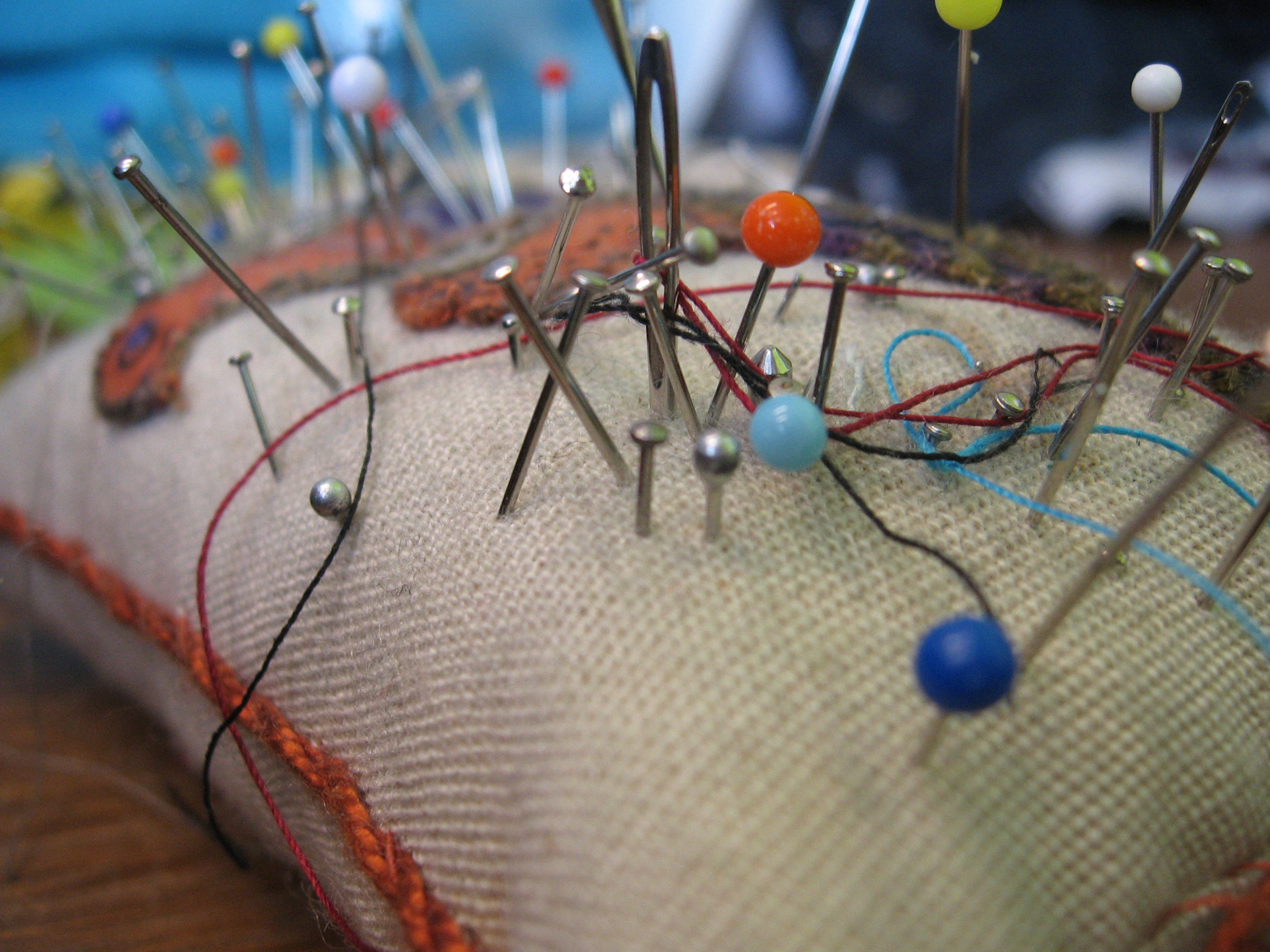 Kleurrijk speldenkussen in het atelier